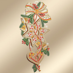 Ein festlich gesticktes Ornament mit einer gelben Schleife, einer goldenen Glocke, zwei verzierten Sternen, einem Herz, roten Beeren und grünen Tannenblättern, die mit goldenem, weißem und rotem Garn auf einem zartbeigen Hintergrund aufwändig gestaltet sind.