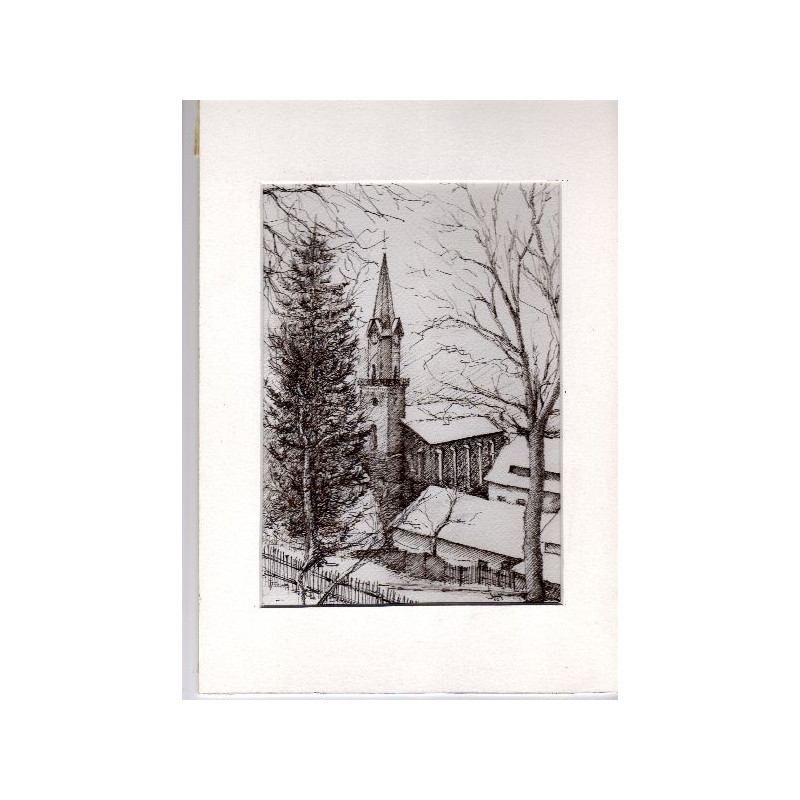 Eine Schwarz-Weiß-Skizze zeigt eine Kirche mit einem hohen Kirchturm, umgeben von blattlosen Bäumen und immergrünen Kiefern. Schnee bedeckt die Dächer der nahegelegenen Gebäude, und ein Zaun verläuft quer durch den Vordergrund und erinnert an eine friedliche Winterszene.