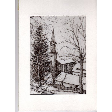 Eine Schwarz-Weiß-Skizze zeigt eine Kirche mit einem hohen Kirchturm, umgeben von blattlosen Bäumen und immergrünen Kiefern. Schnee bedeckt die Dächer der nahegelegenen Gebäude, und ein Zaun verläuft quer durch den Vordergrund und erinnert an eine friedliche Winterszene.