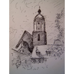 Federskizze einer Kirche mit einem hohen, gewölbten Glockenturm und einem Kreuz auf der Spitze. Das Gebäude hat steile, giebelartige Dächer und mehrere Fenster. Bäume umrahmen die Kirche teilweise auf der rechten Seite, und der Hintergrund ist mit hellen, geschwungenen Linien gefüllt.