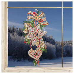 Ein festliches Spitzenornament mit einer Schleife, Sternen und einem Herz mit roten Beeren und grünen Blättern hängt in einem Fenster. Draußen sind schneebedeckte Bäume und eine frostige Landschaft unter einem klaren blauen Himmel zu sehen.
