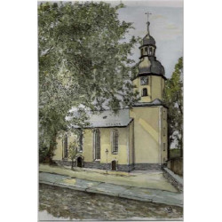 Eine gelbe Kirche mit hohen Bogenfenstern und einem Glockenturm steht neben einer Straße mit Kopfsteinpflaster, teilweise beschattet von großen, belaubten Bäumen. Die Szene hat ein weiches, handgemaltes oder aquarelliertes Aussehen.