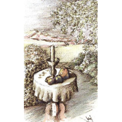 Eine Hand hält Produktfuffi, einen kleinen runden Tisch mit einem drapierten Tuch, Früchte und einen hohen Kerzenständer. Im Hintergrund sind Bäume und Häuser unter Wolken zu sehen, die in der Gesamtszene die subtile Illusion eines menschlichen Gesichts erzeugen.