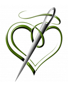 Eine silberne Nähnadel fädelt sich durch ein stilisiertes grünes Herz, wobei sich der Faden anmutig um das Herz und die Nadel schlängelt und die Liebe zum Nähen oder zur Handarbeit symbolisiert. Der Hintergrund ist einfarbig weiß.