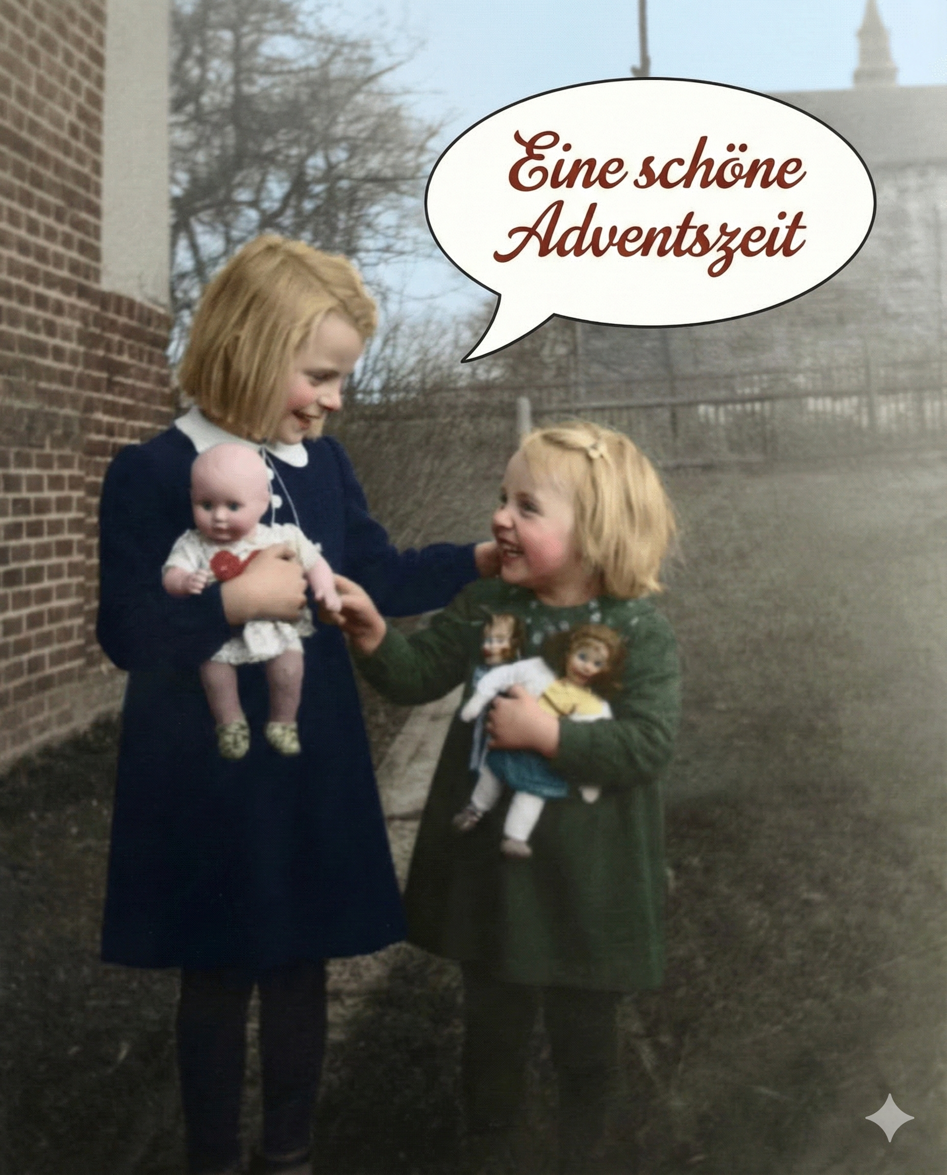Zwei Mädchen in Retro-Kleidern stehen vor einer Kirche, halten jeweils eine Puppe in der Hand und lächeln. In einer Sprechblase steht: „Eine schöne Adventszeit.“ Testartikel – Produktbeschreibung 001.