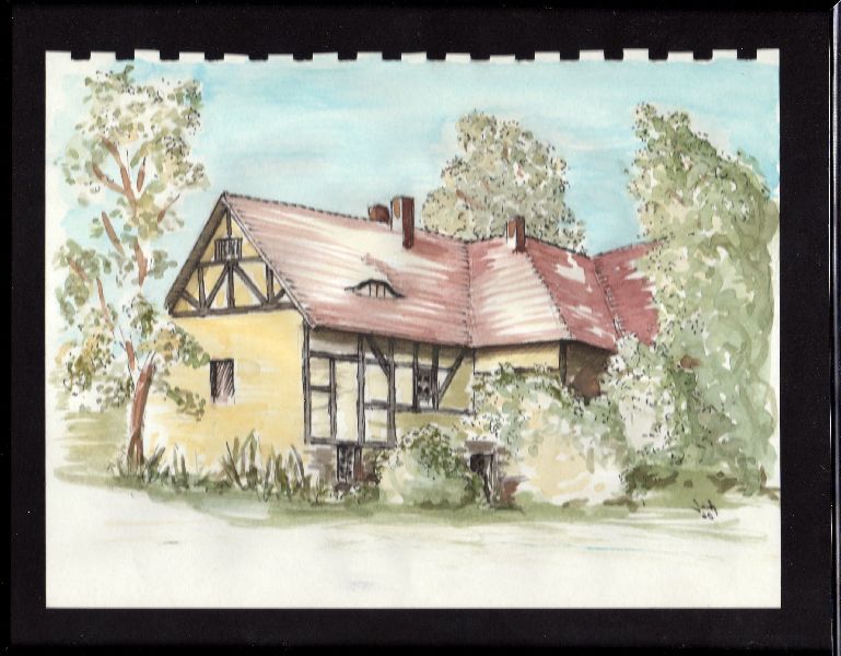 Ein Aquarell eines gelben Fachwerkhauses mit rotem Ziegeldach, umgeben von grünen Bäumen und Büschen unter blauem Himmel. Das Haus hat sichtbare Holzbalken und eine kleine Veranda, auf die das Sonnenlicht sanfte Schatten wirft.